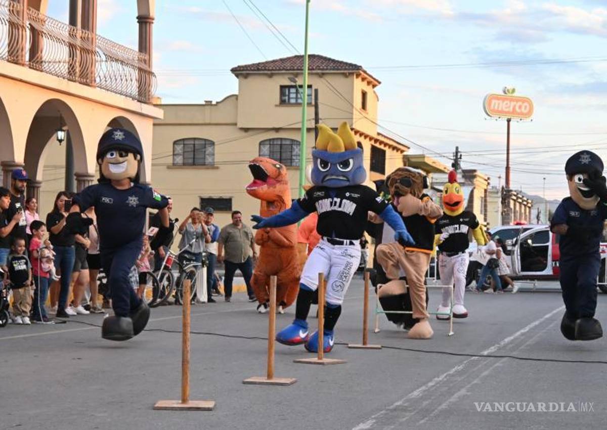 $!La plaza principal se llenó de color, música y colitas felices en el Neón Dog Fest.