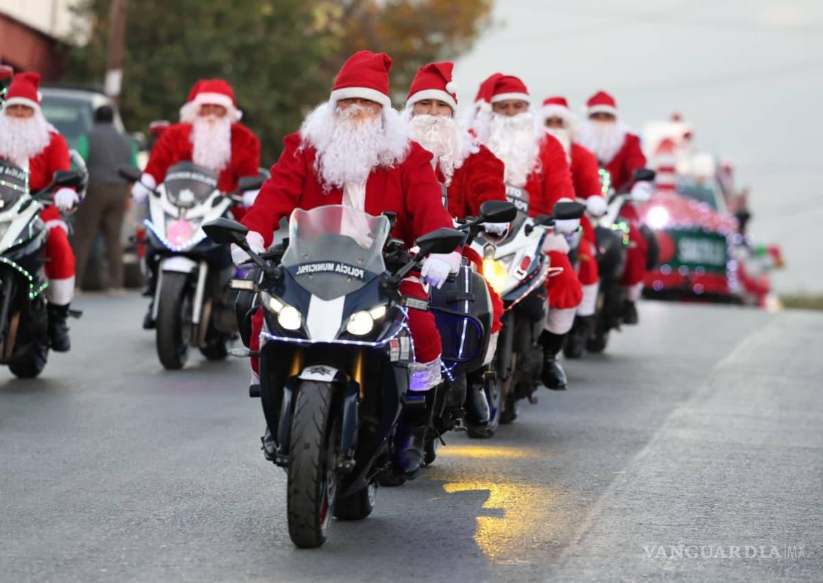 $!Santa Claus motorizados encabezaron el contingente y fueron la principal atracción para los niños.