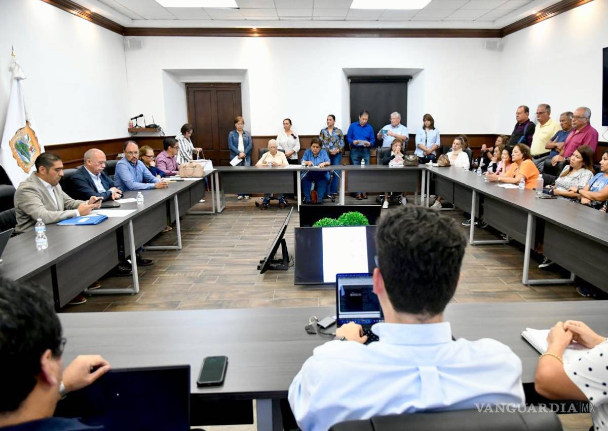 $!El secretario de Gobierno, Óscar Pimentel González, recibió a una comisión de docentes y pensionados, y se comprometió a revisar las inconformidades mediante un grupo de trabajo técnico-financiero.