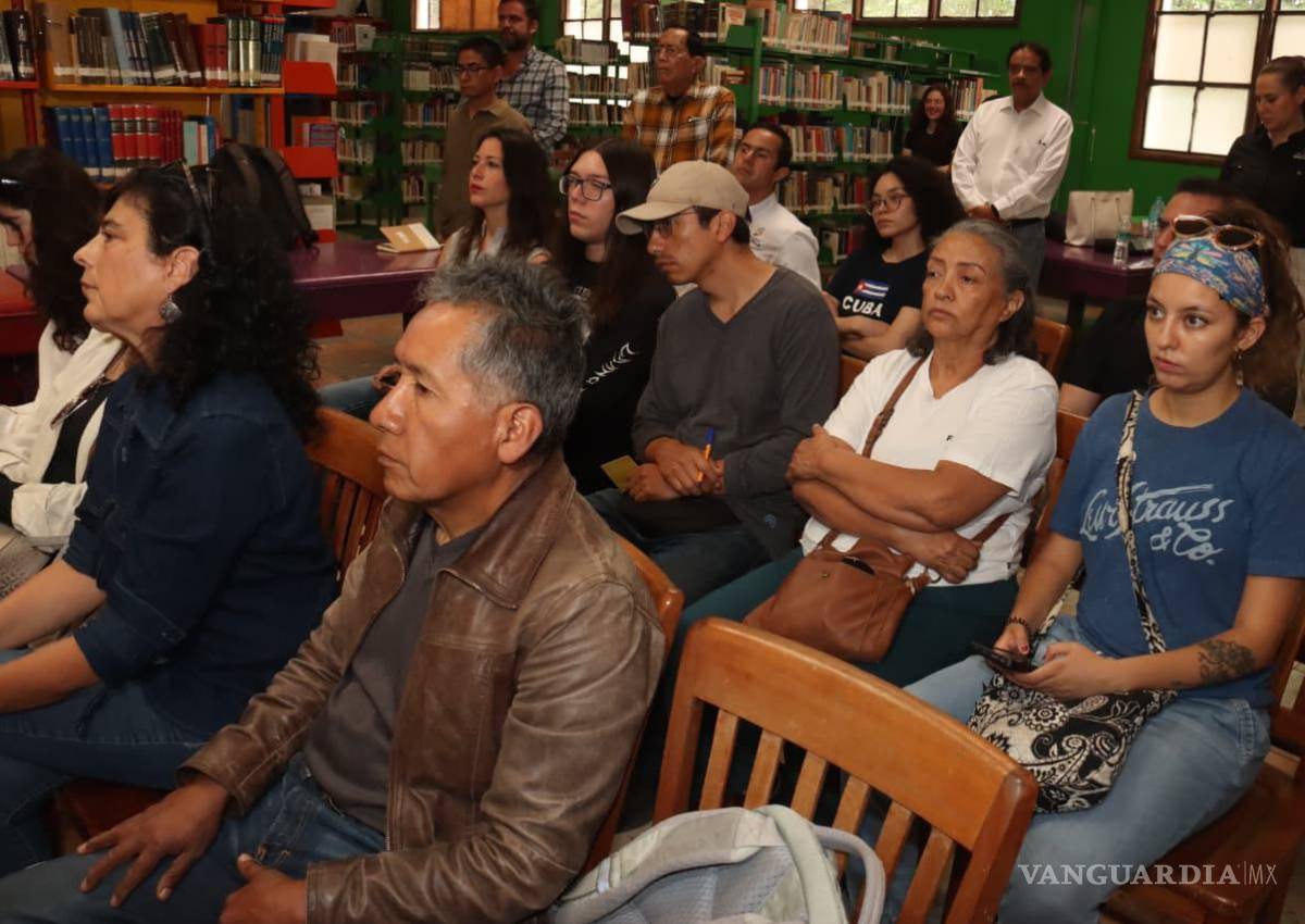 $!Durante su visita, Dino Cantú se reunió con vecinos y comerciantes para explicar la metodología de participación ciudadana que acompañará la rehabilitación de la Alameda Zaragoza.