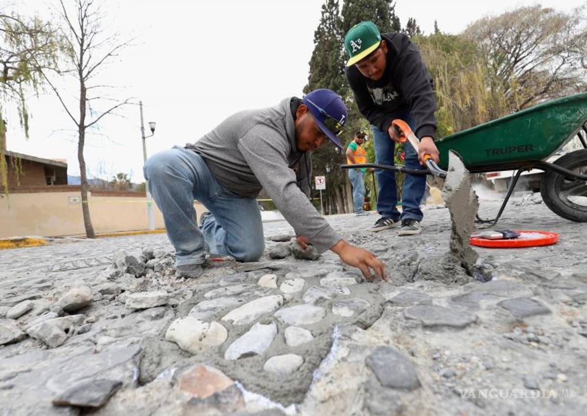 $!Personal de Servicios Primarios realiza mantenimiento puntual en el empedrado, atendiendo afectaciones provocadas por el constante flujo vehicular.