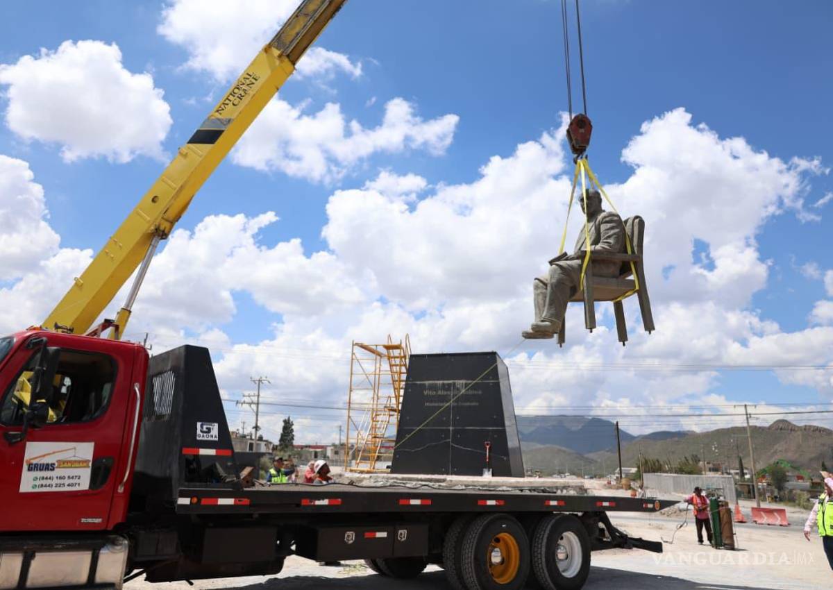 $!El alcalde Javier Díaz González habló sobre la restauración y reubicación de la estatua de Vito Alessio Robles, como parte de las obras de ampliación del bulevar Nazario Ortiz.