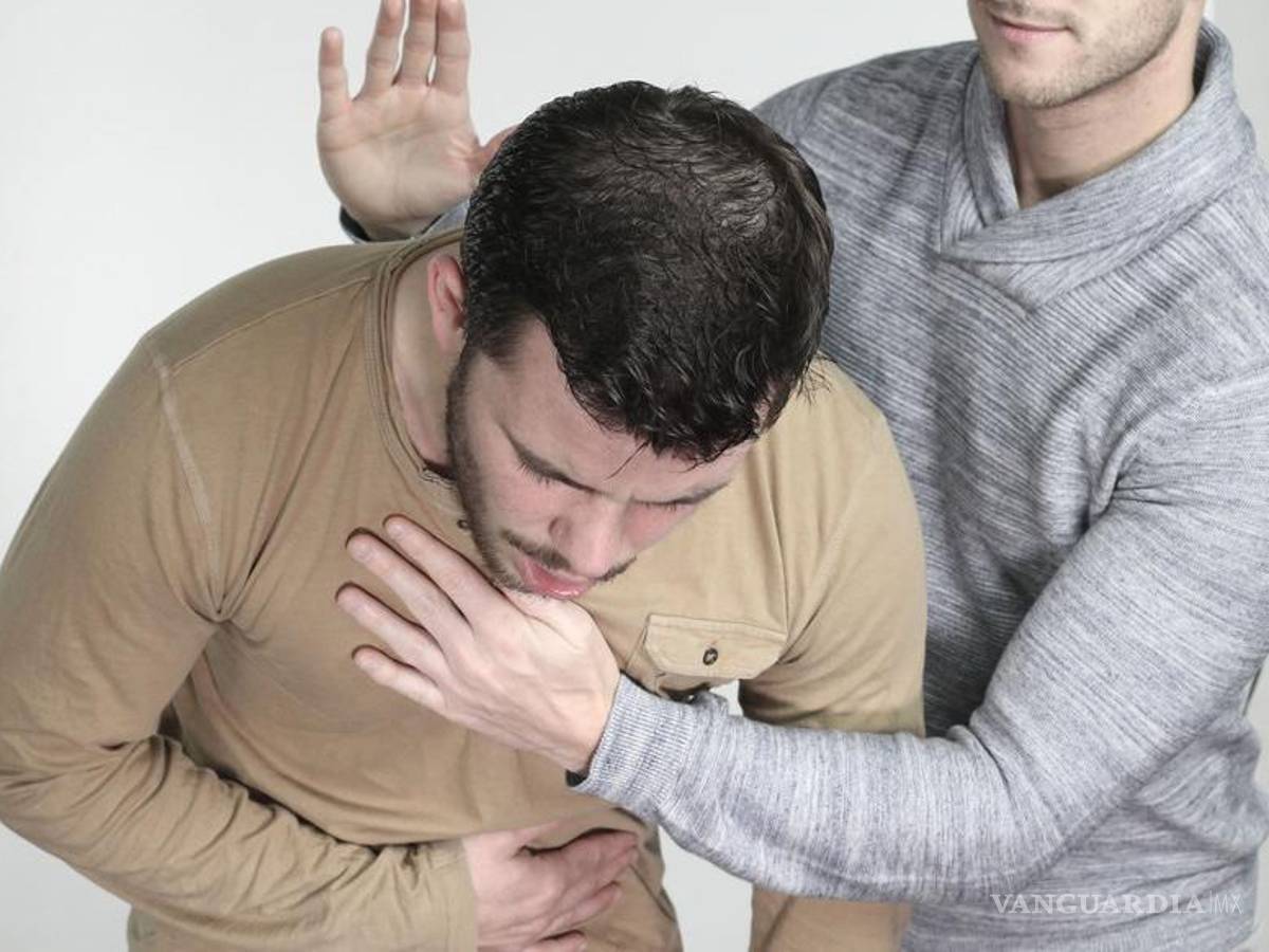 $!Inicialmente a la persona se le debe colocar una mano en el pecho, agacharlo para aprovechar el efecto de la gravedad y golpearle hasta cinco veces entre las escápulas.