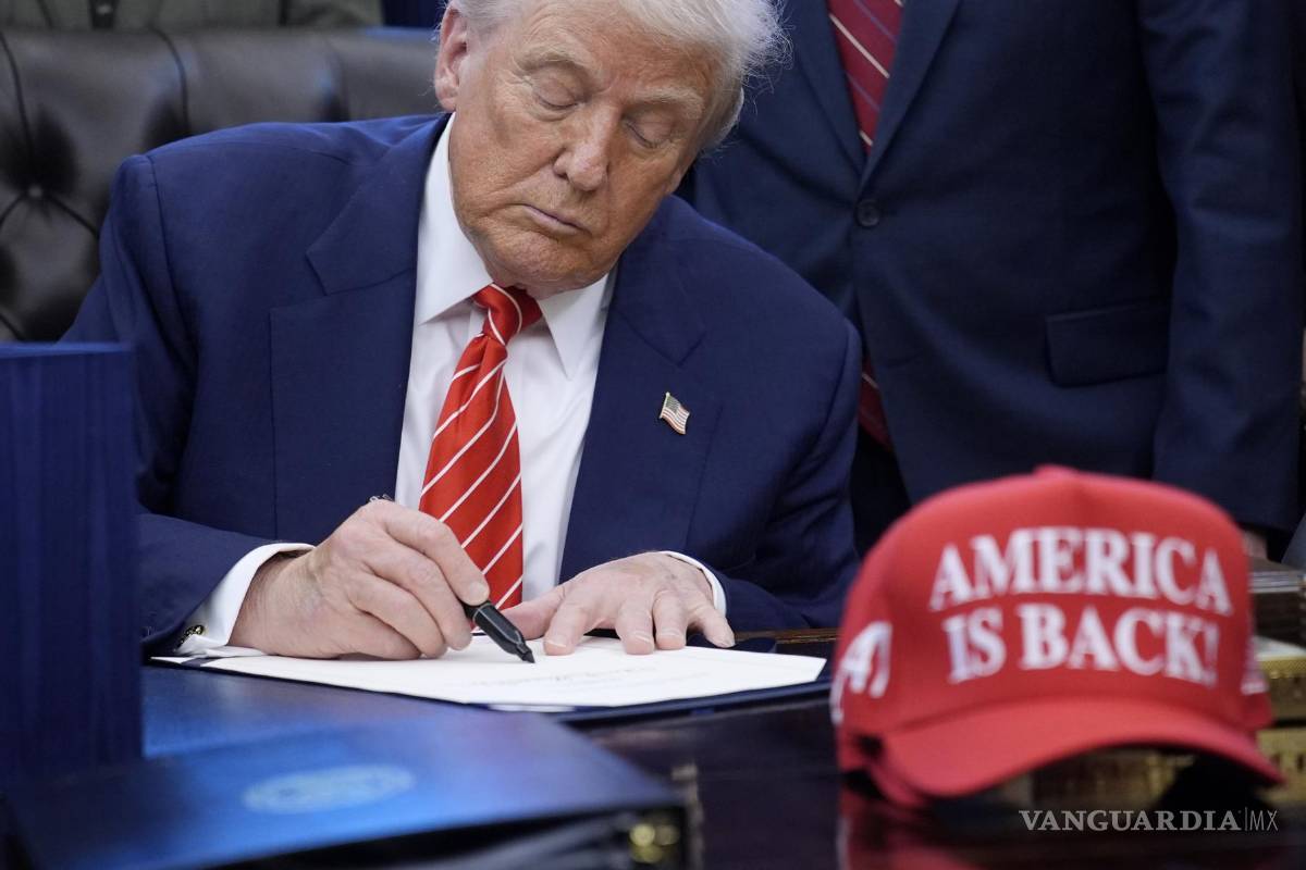 $!Trump firmó el documento en el Despacho Oval, donde agradeció su labor a congresistas y senadores presentes ahí, como el presidente de la Cámara Baja, Mike Johnson.