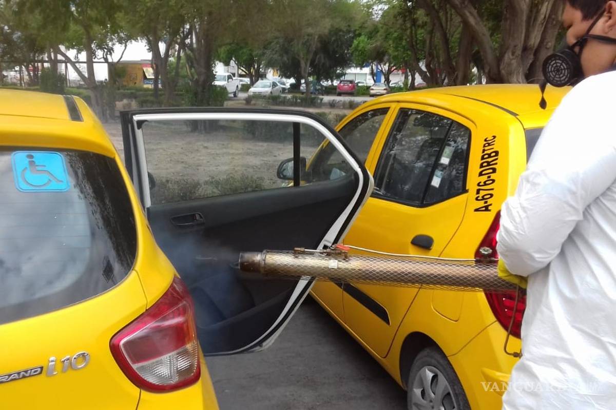 Sanitizan unidades del transporte público en Torreón