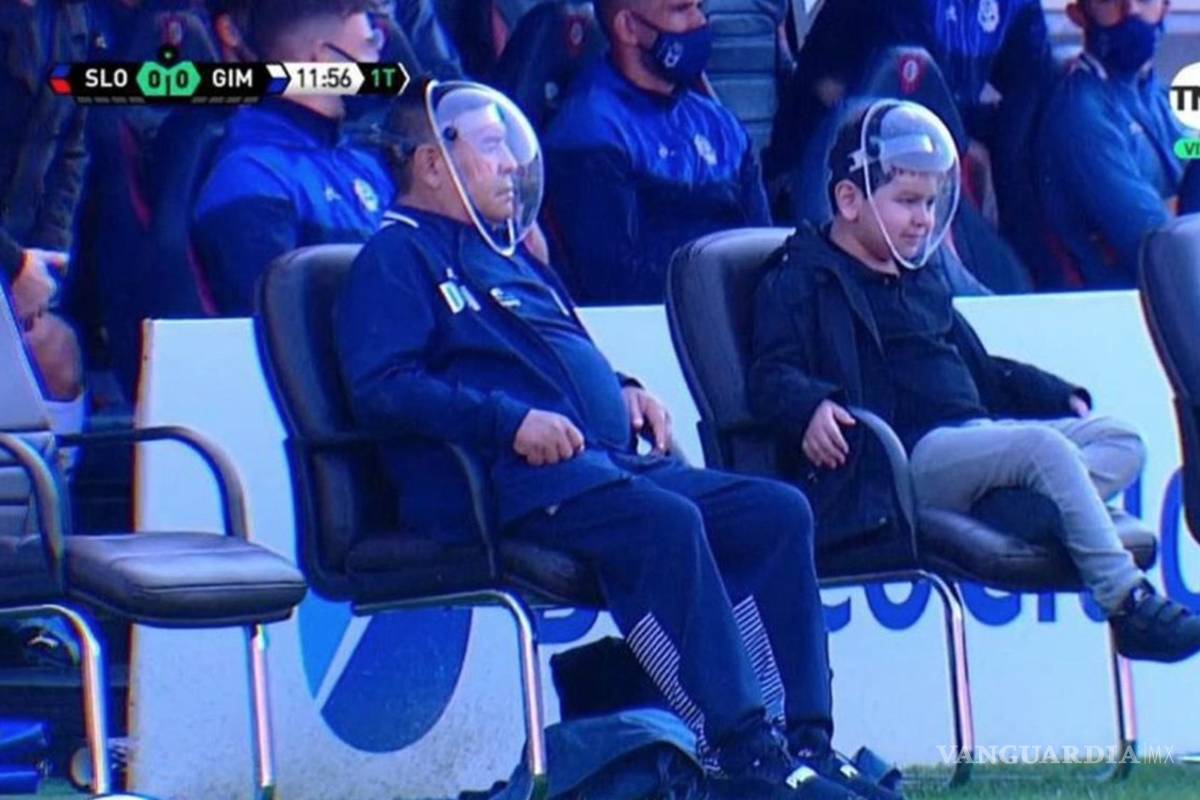 ¿Maradona es Buzz Lightyear? Se burlan de Diego por su careta contra el Covid-19