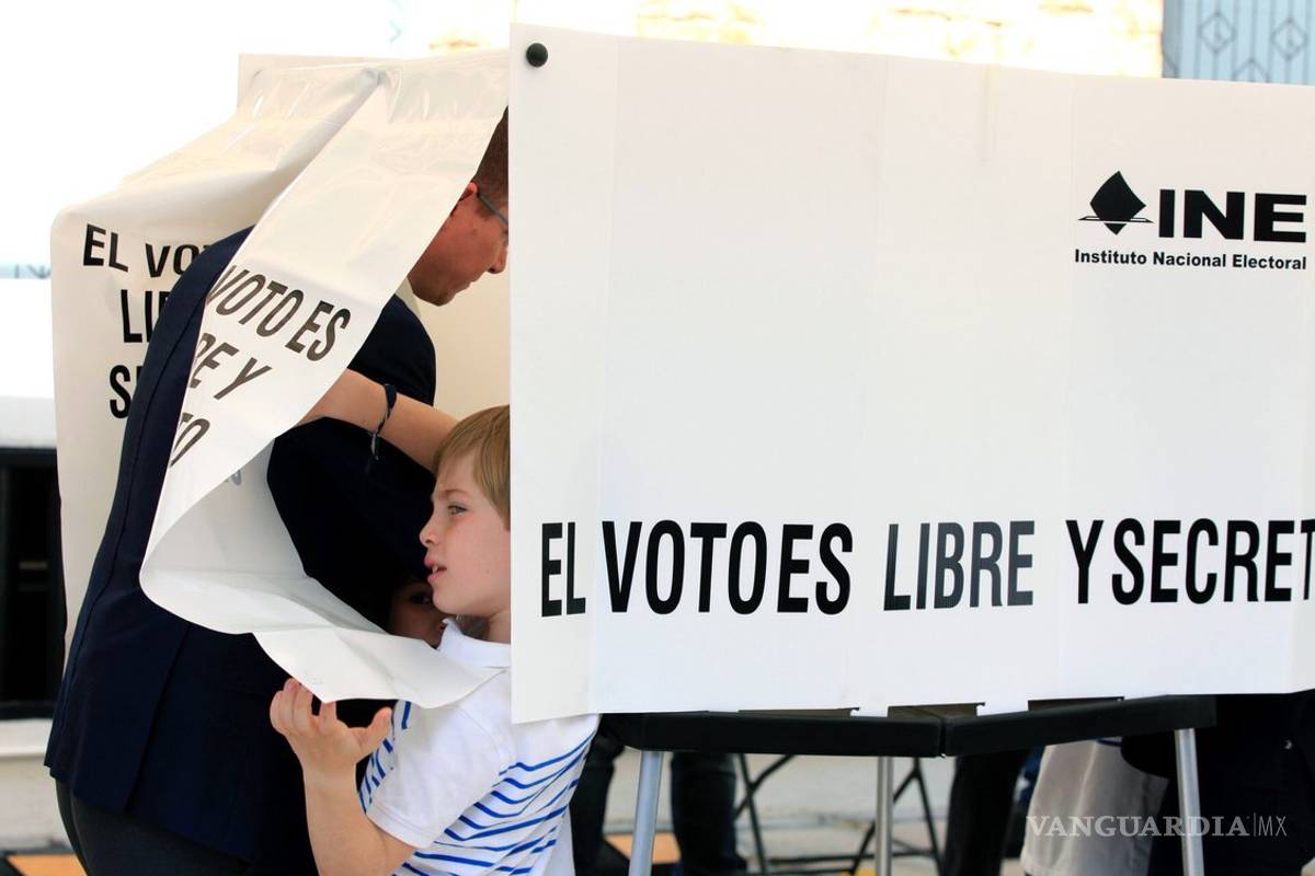 $!Anaya vota por el mismo después de hacer fila en casilla por una hora y media