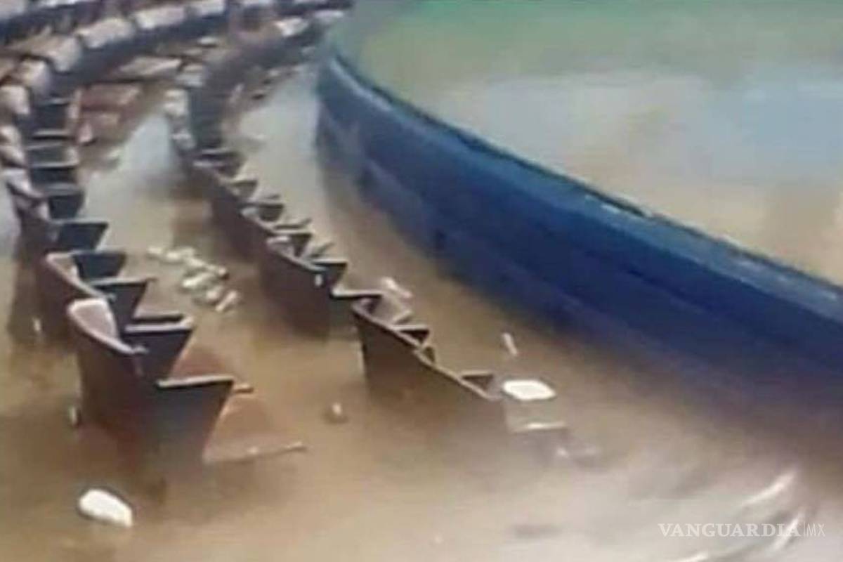 Tras las fuertes lluvias, estadio de beisbol termina hecho alberca