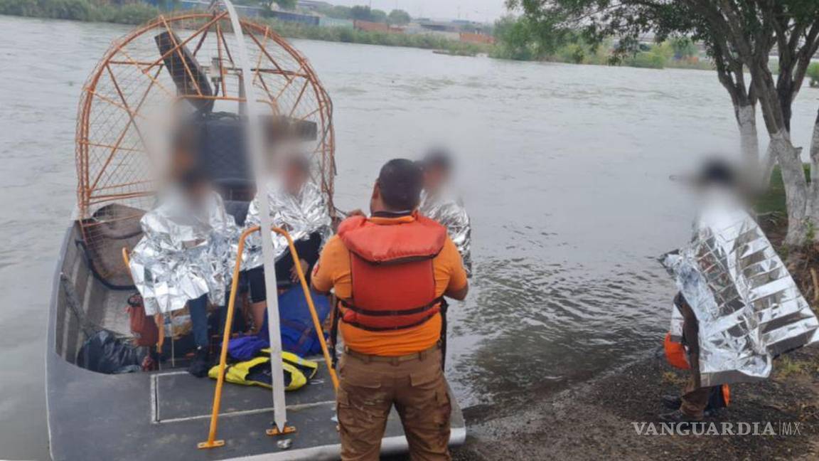 $!Piedras Negras: rescatan a migrante embarazada y 3 menores atrapados en el Río Bravo