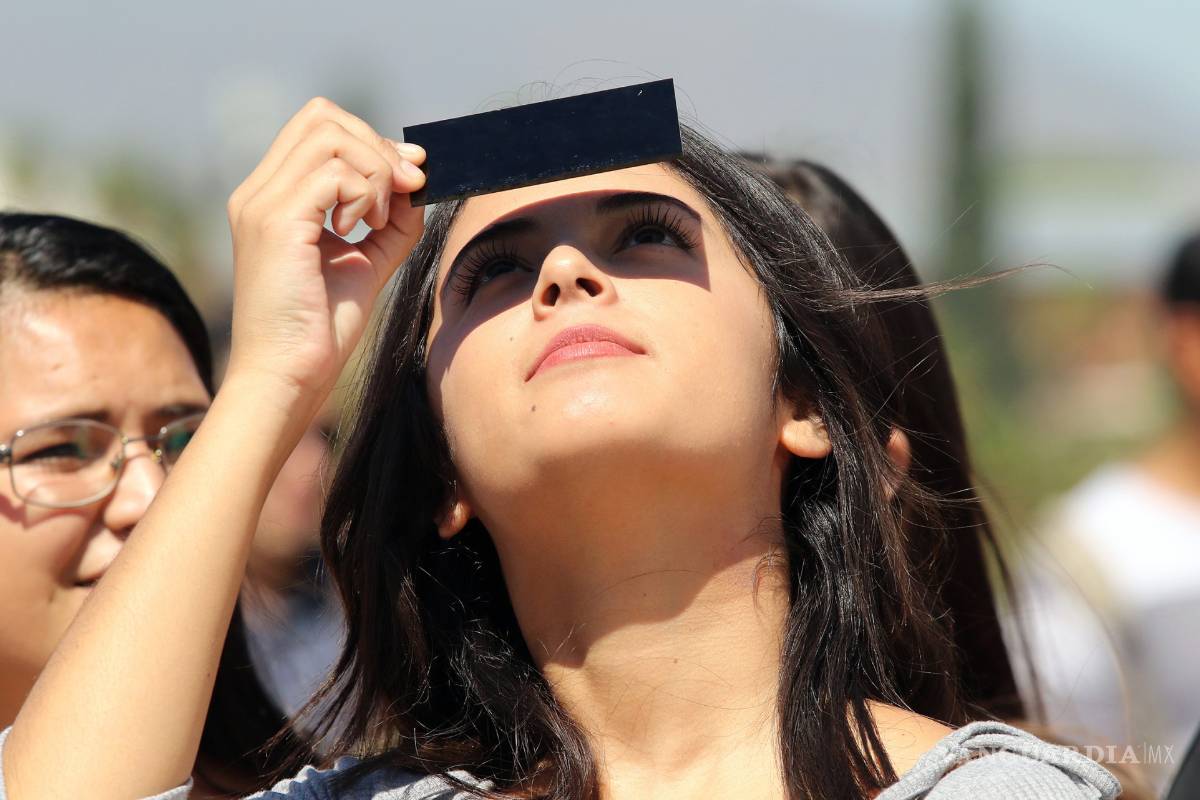 Saltillenses salieron a la calle a ver el eclipse