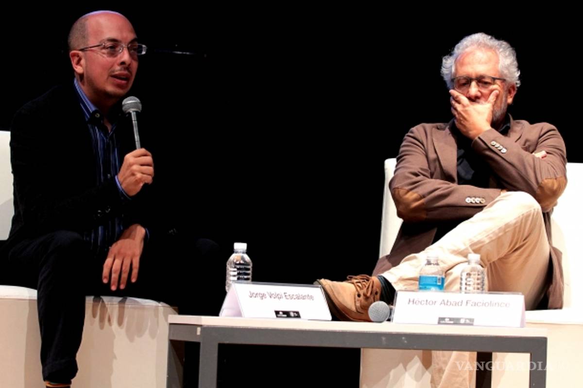 Escritor colombiano Héctor Abad Faciolince charla con Jorge Volpi