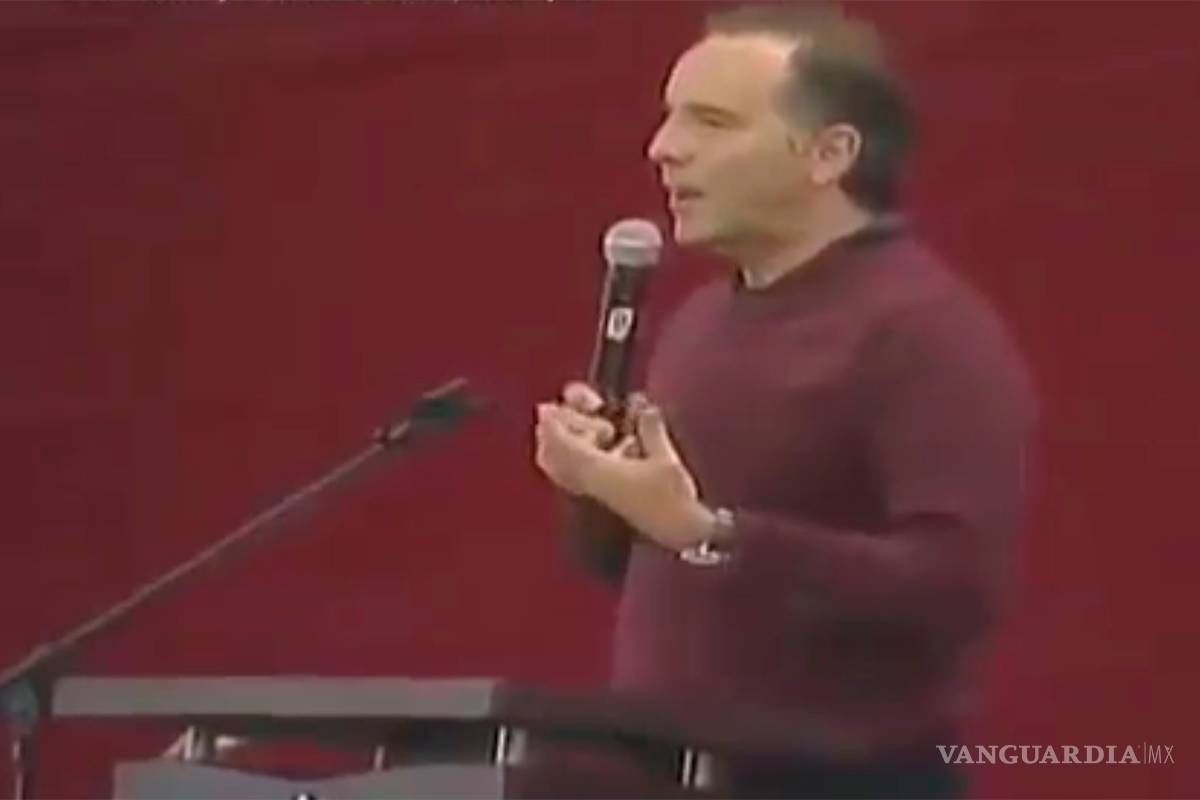 Estudiantes enfrentan a Esteban Arce en conferencia sobre libertad de expresión