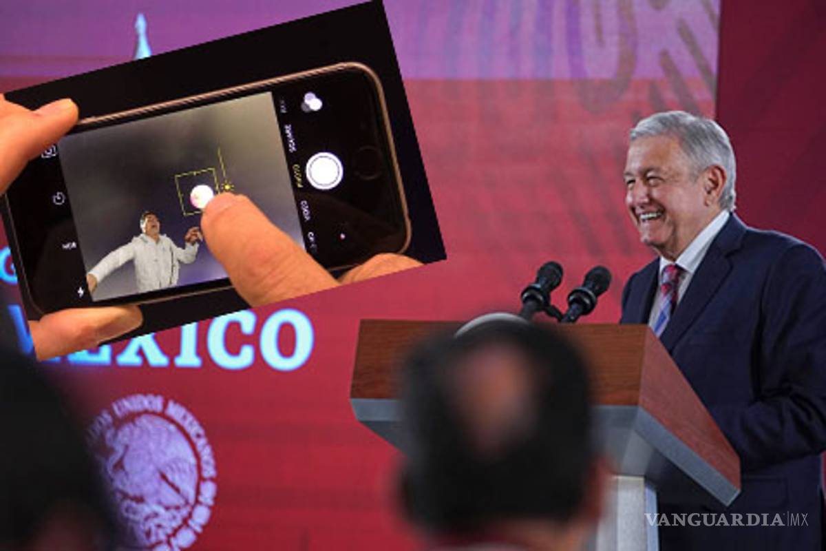 No lo uso y tengo mi iPhone 21: AMLO bromea sobre la existencia del 'teléfono rojo'