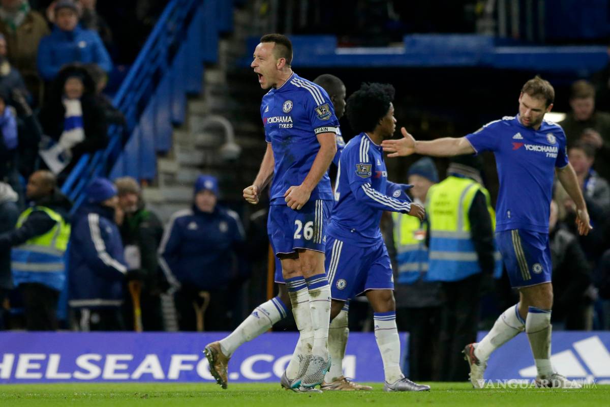 Chelsea rescata un polémico empate ante Everton