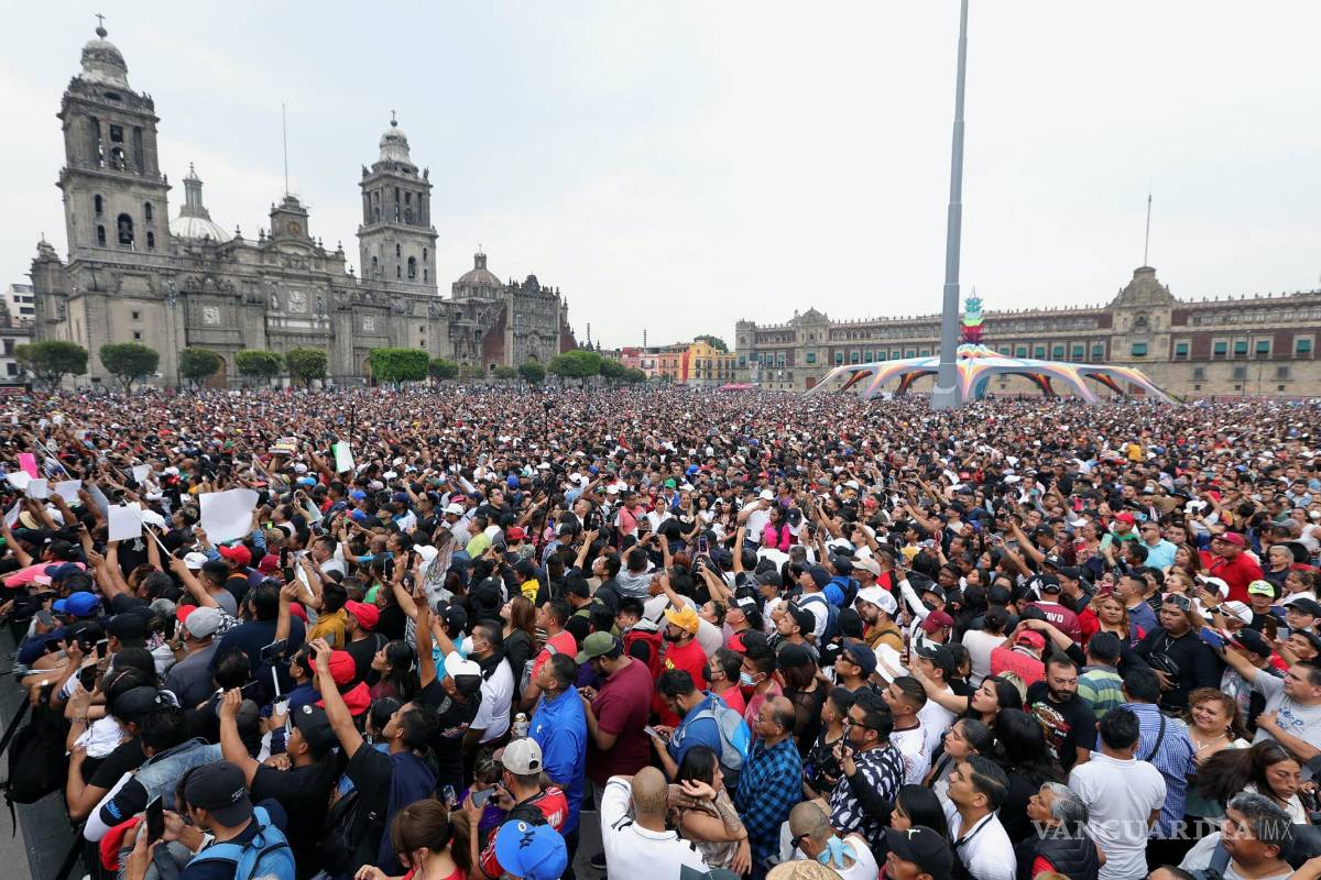 $!Miles de personas acuden a la Noche de Primavera, en el Zócalo de la Ciudad de México, el pasado 25 de marzo.