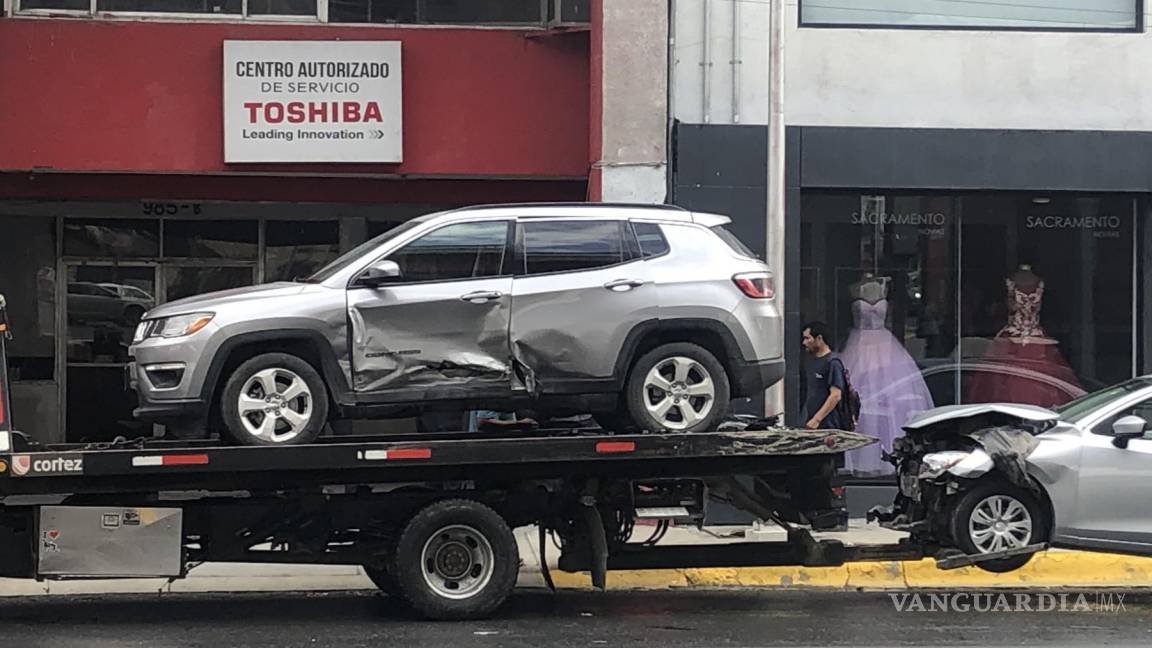 Van al corralón tras choque al norte de Saltillo; conductores se deslindan