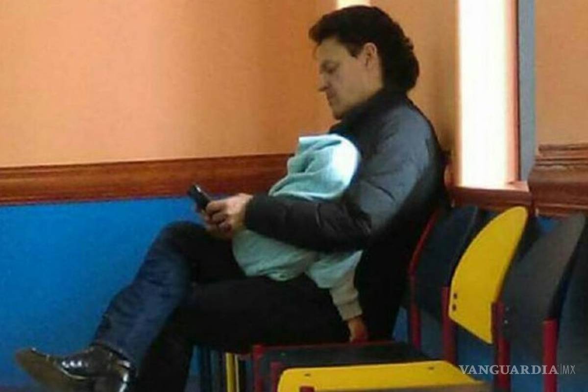 Pedro Fernández, lleva a su nieto al hospital en medio de pleito legal