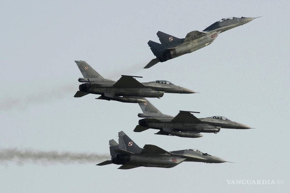$!Dos aviones de combate MiG-29 de la fuerza aérea polaca vuelan en Radom, Polonia, el 27 de agosto de 2011. AP/Alik Keplicz