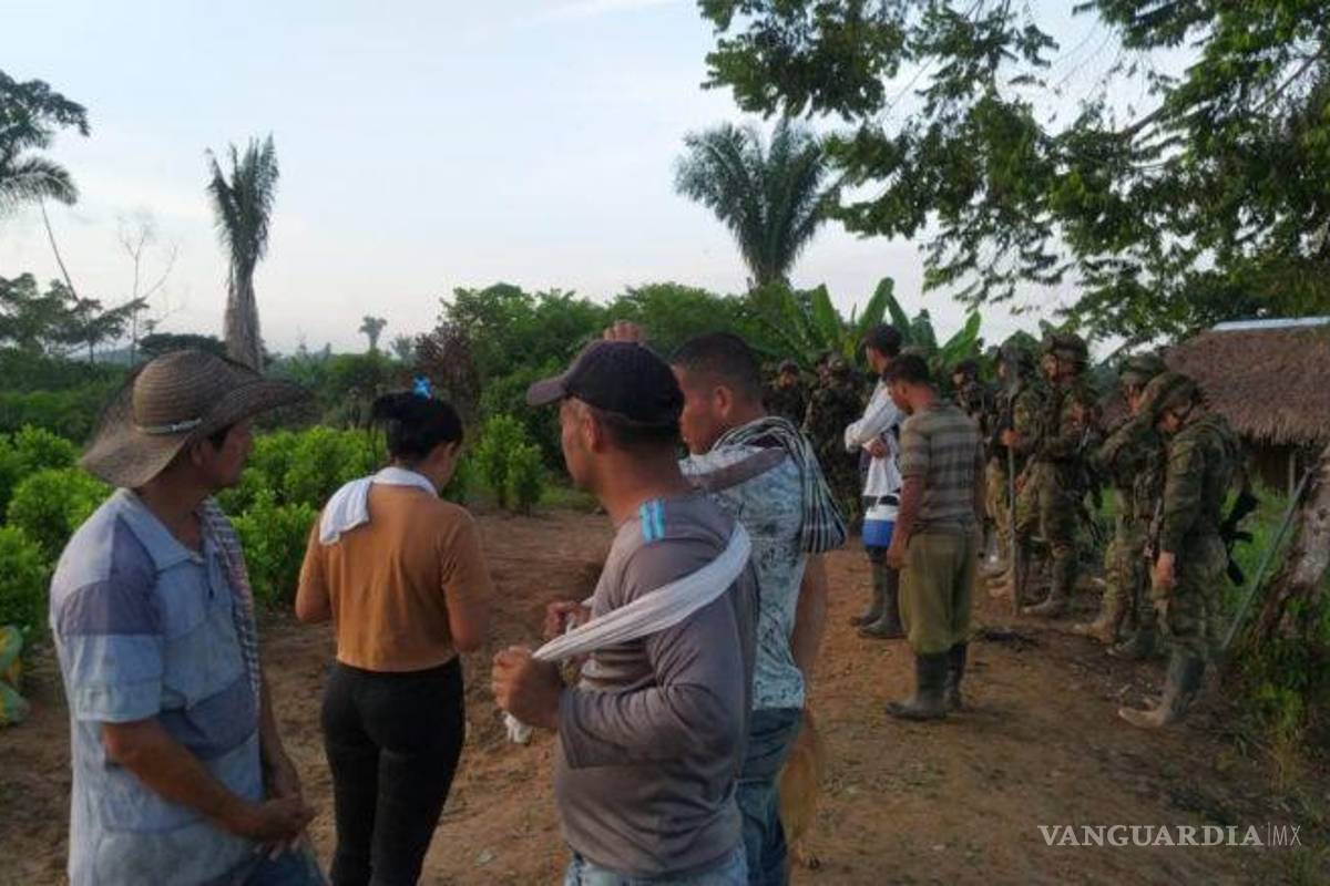 En Colombia campesinos detuvieron a militares dedicados a erradicar cultivos de coca