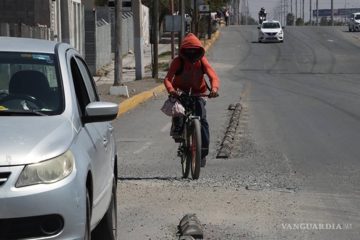Sin sanciones, automovilistas siguen usando ciclovías como carriles en Saltillo