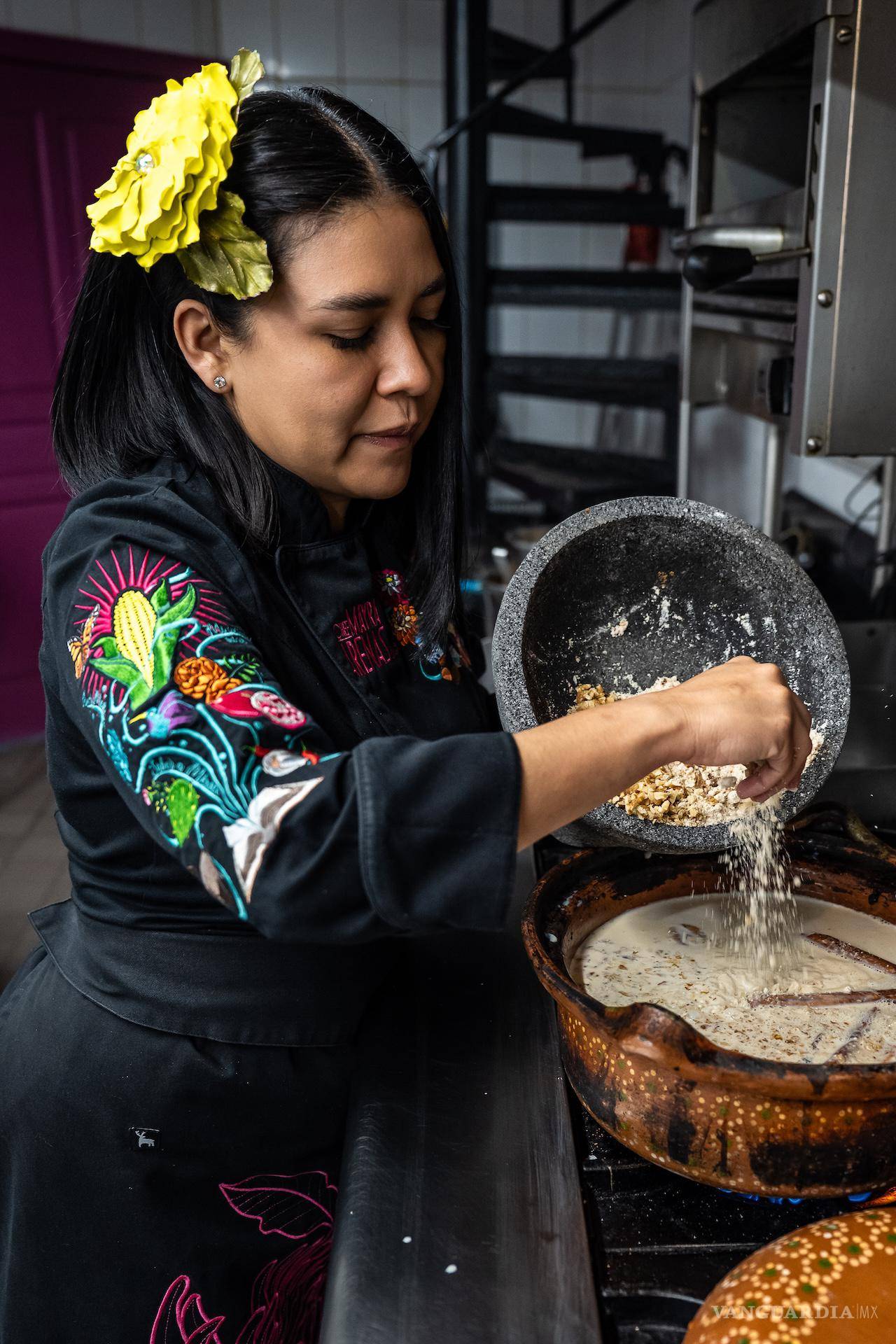 $!El cabello recogido y una flor: así empieza la danza que la conecta con su historia.