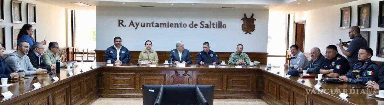 $!El alcalde José María Fraustro Siller entrega reconocimientos a policías que participaron en un rescate heroico en Saltillo.