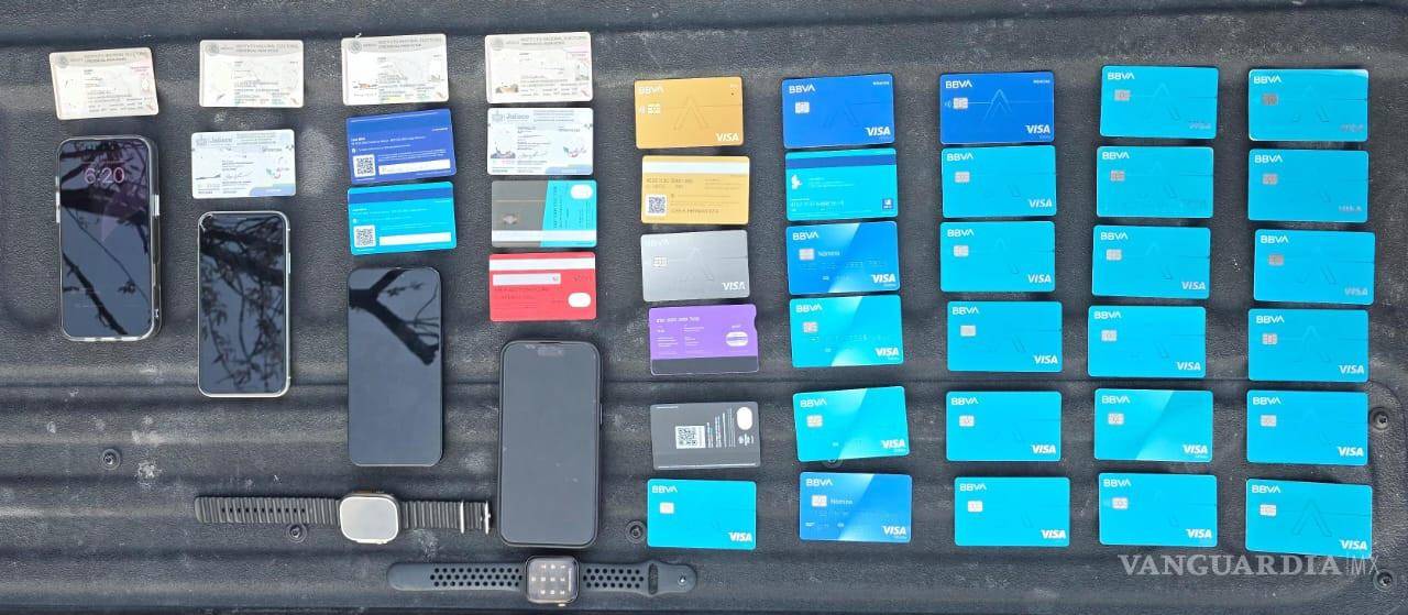 $!Elementos revisan a los cuatro detenidos, quienes portaban más de 30 tarjetas bancarias.