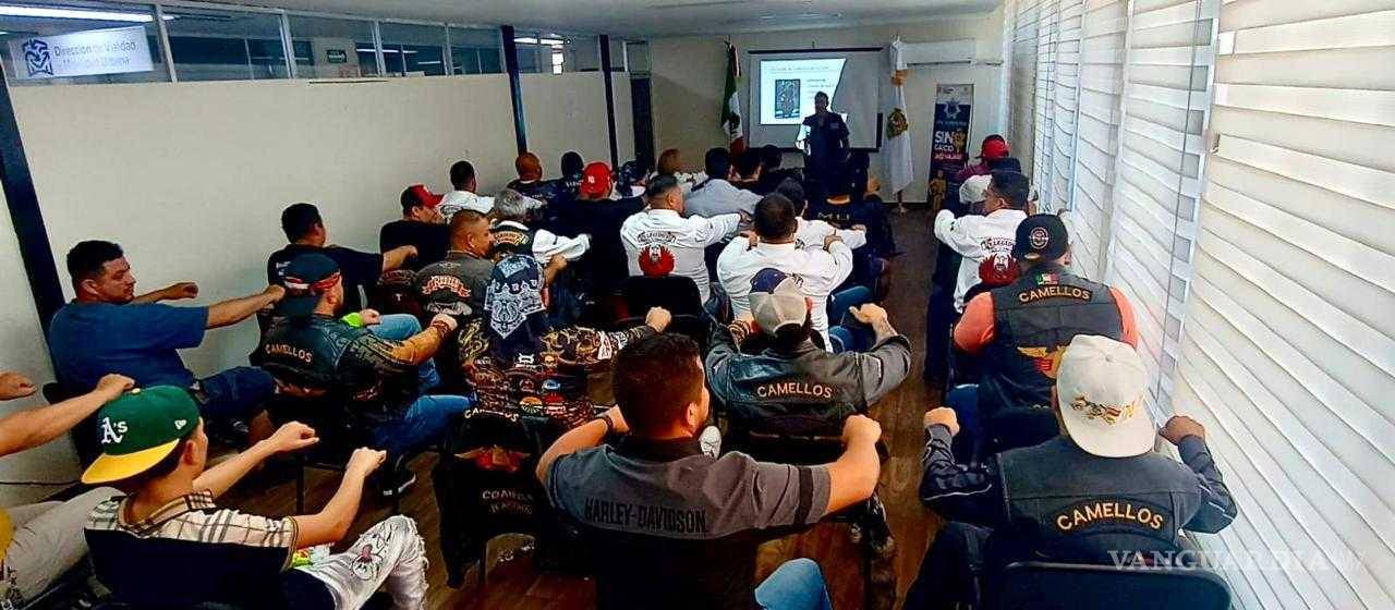 $!Los motociclistas que acuden al curso, reciben una importante capacitación sobre qué hacer y qué no al conducir.