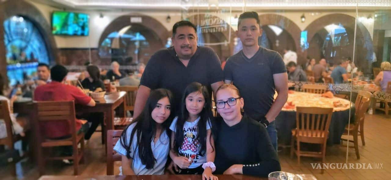 $!Edson con sus padres y hermanas.