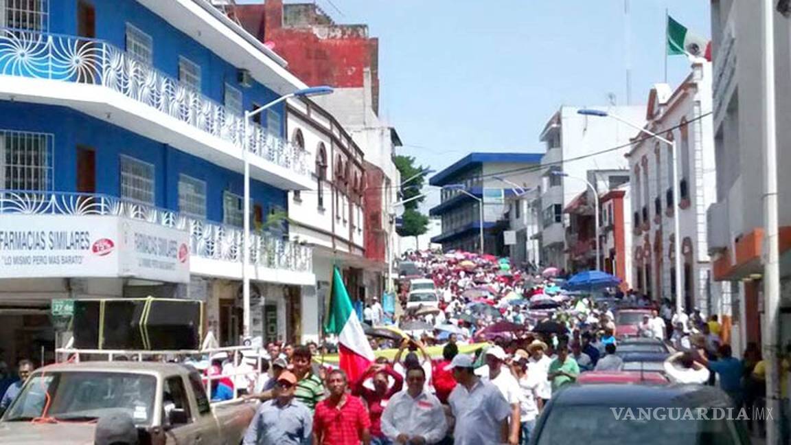 $!Granaderos se enfrentan con maestros de la CNTE en Tabasco