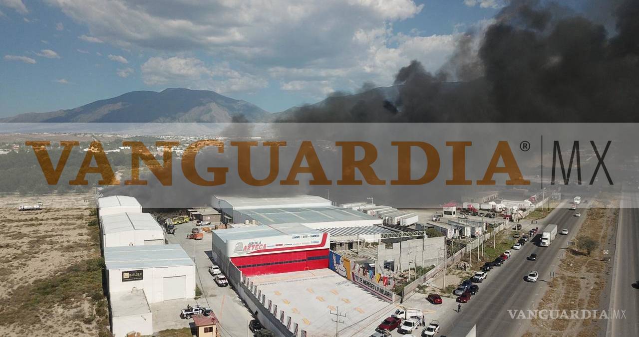 $!Bodegas se incendian al oriente de Saltillo