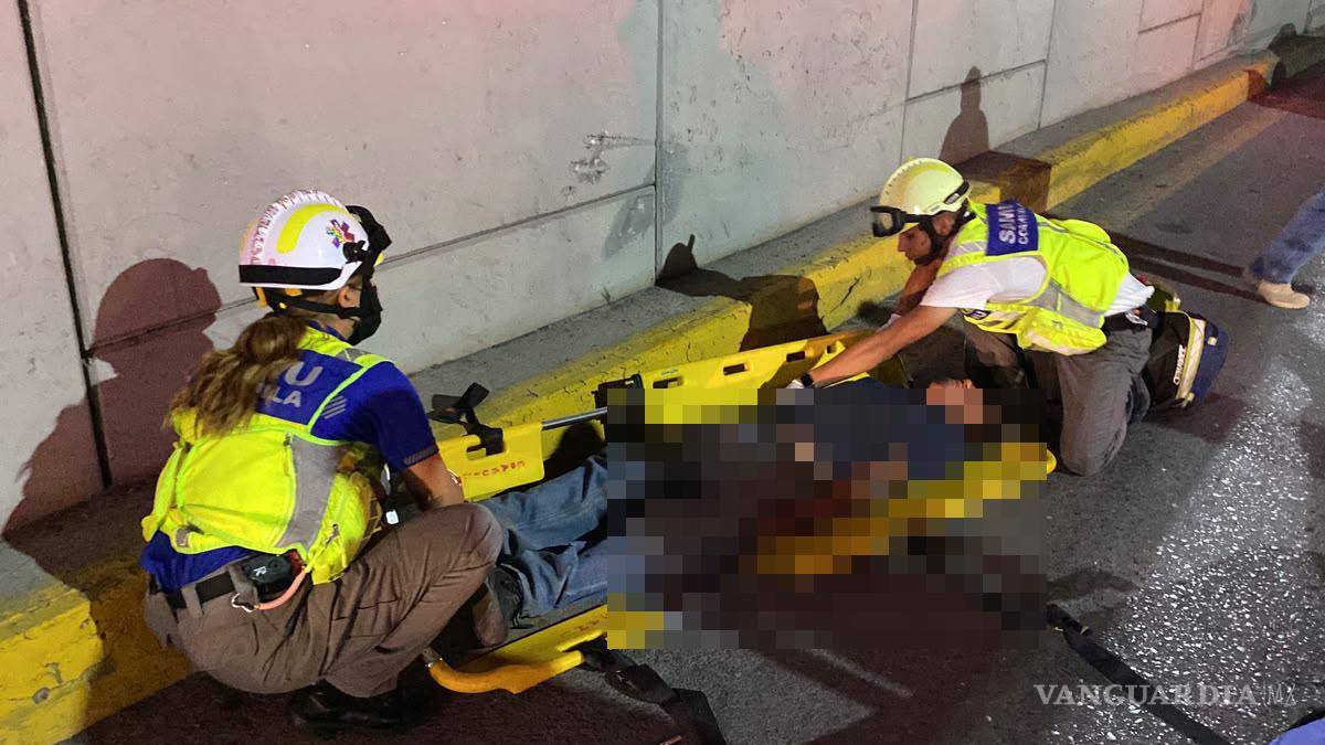 $!Elementos de Tránsito Municipal abanderaron la circulación en la zona para evitar otro accidente mientras se atendía la emergencia bajo el puente vehicular de la colonia Saltillo 2000.