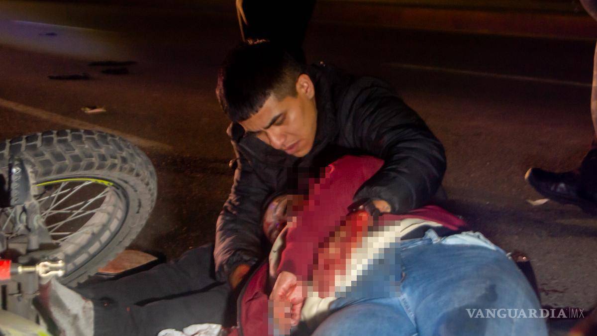 $!Una joven de 20 años perdió la vida luego de sufrir un aparatoso accidente en motocicleta sobre el bulevar Emilio Arizpe de la Maza, cuando viajaba como acompañante durante la madrugada.