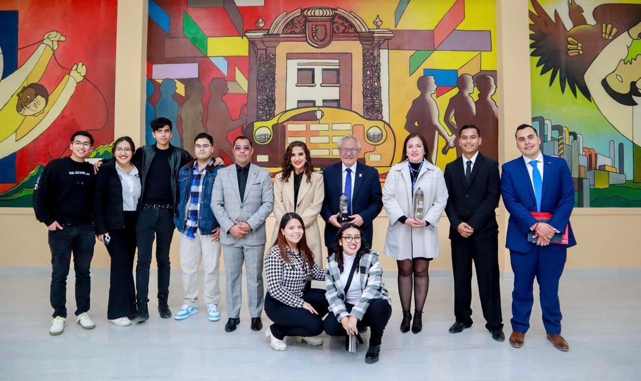 $!Esta imagen se tomó luego de la inauguración de la nueva cafetería, que deriva de la lucha estudiantil por tener espacios más dignos. Además de las autoridades universitarias, en la parte inferior izquierda aparece Keyla Martínez.