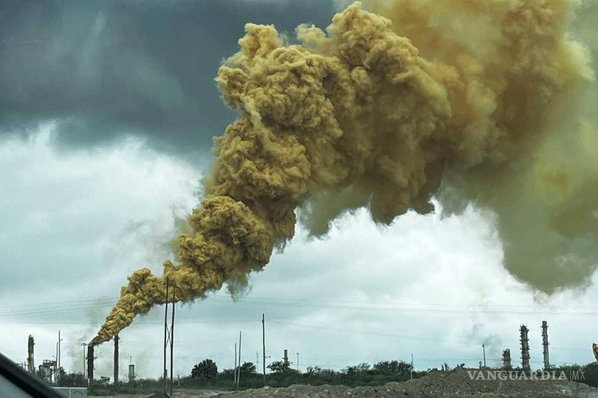 Pemex minimiza emisión amarillenta en refinería de Cadereyta... ‘no representó ningún riesgo para la población’ (video)