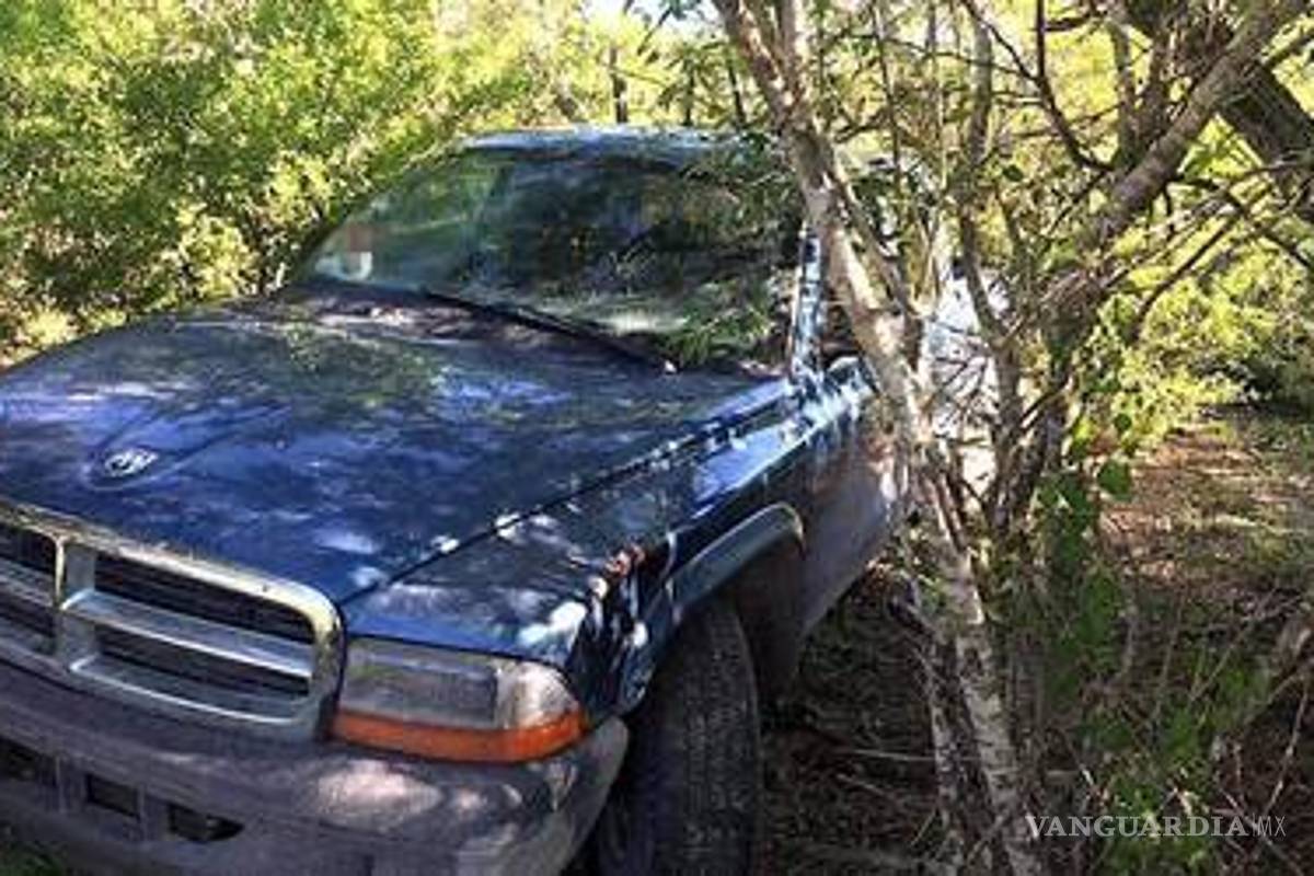 Encuentran en monte de Tamaulipas camionetas con armas