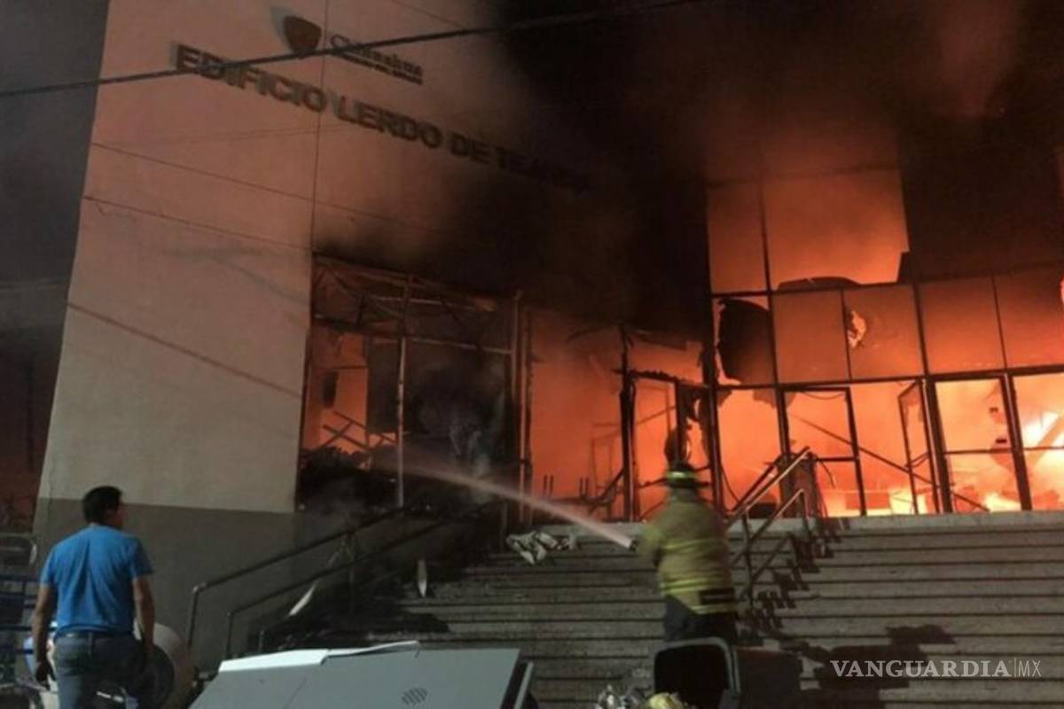 Protestan en Chihuahua por agua; queman casetas de peaje y oficinas de gobierno