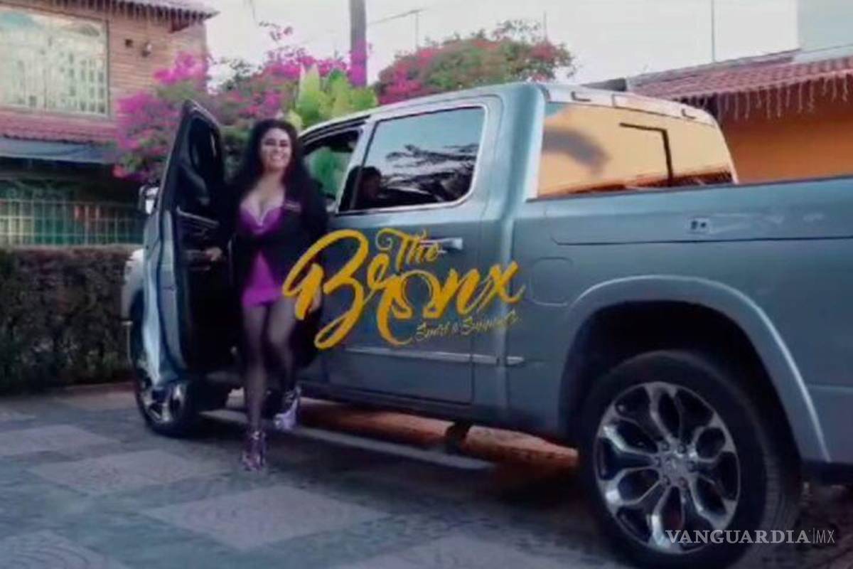 $!En el video, Tiscareño de Lira se muestra conduciendo una lujosa camioneta Ram, ataviada con una blusa de escote pronunciado, y sirviendo tequila