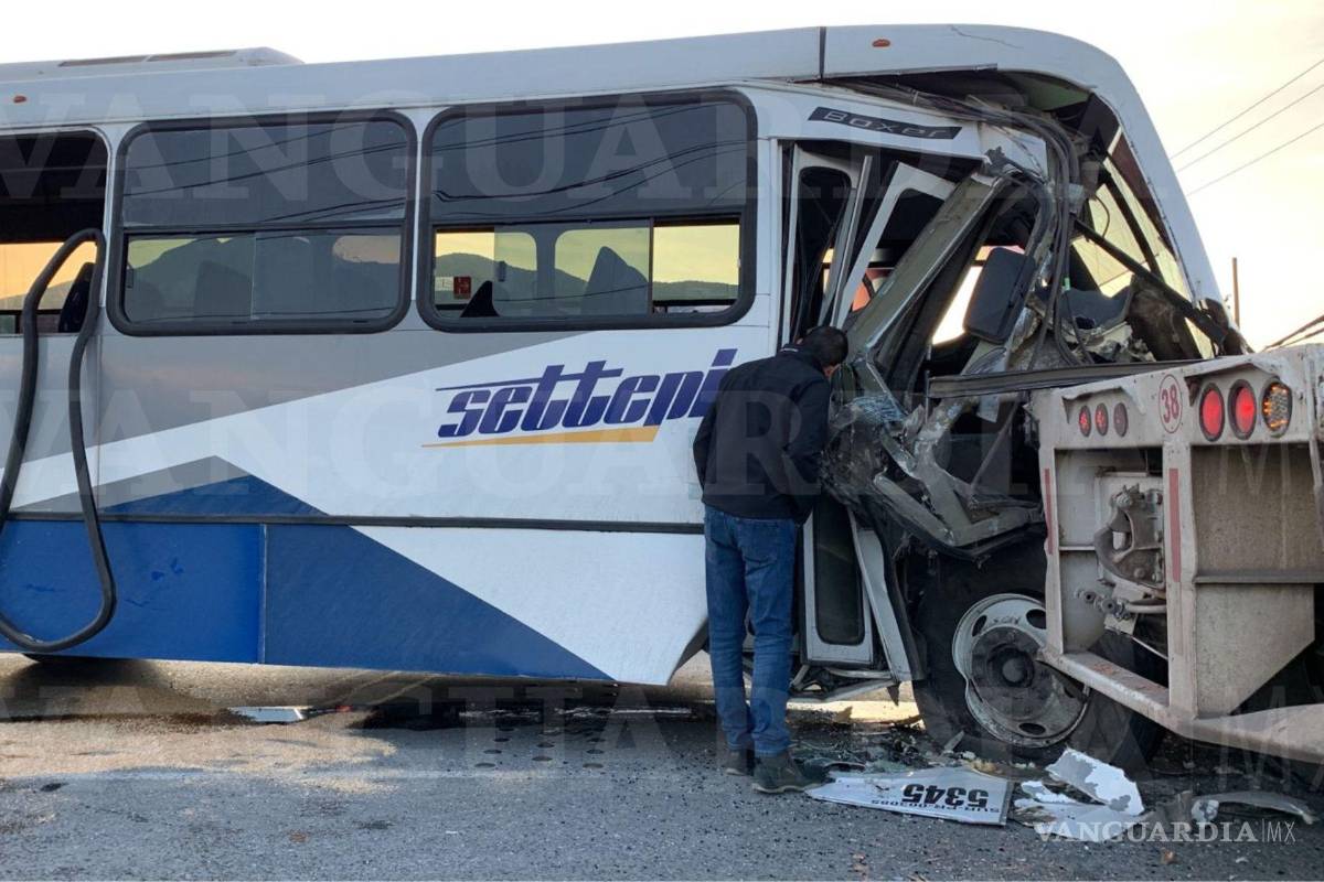 Saltillo: transporte de personal se estrella con plataforma y deja 35 lesionados