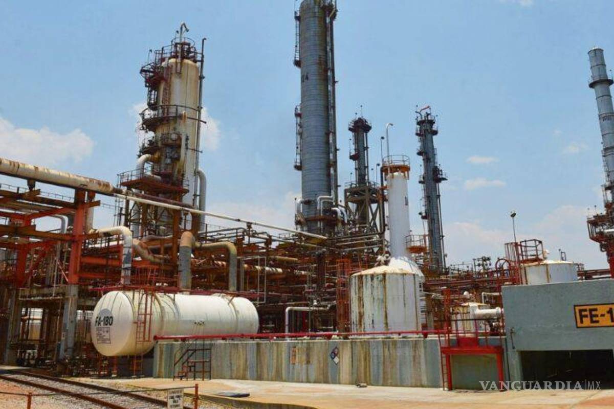 Pemex produce más combustóleo que gasolinas