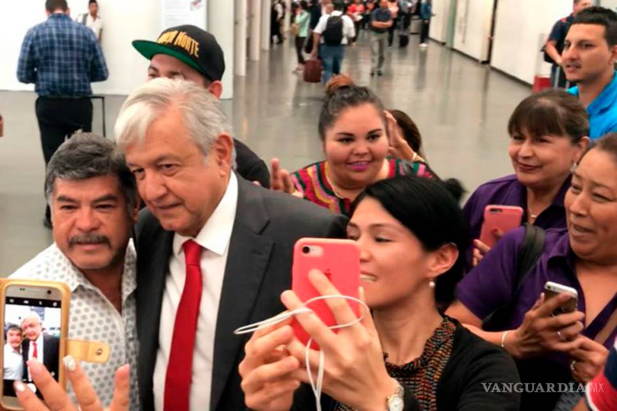 AMLO realiza su primer viaje como presidente electo