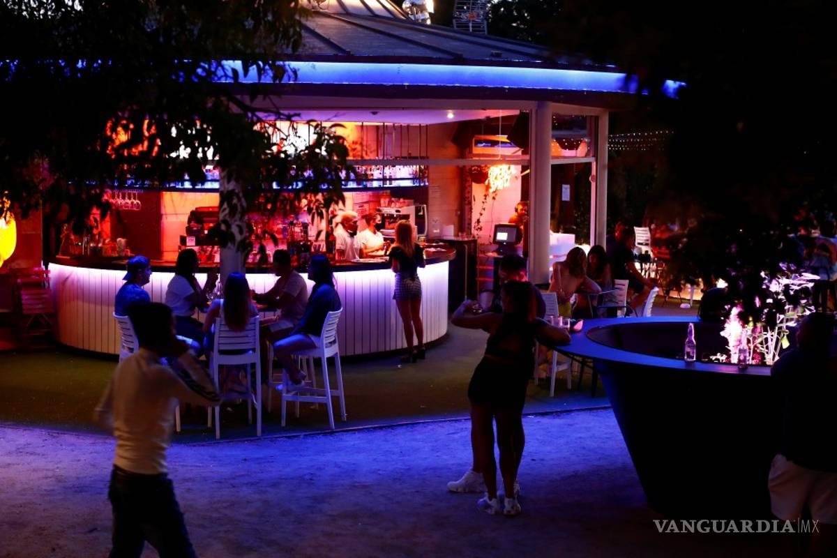 Por aumento de coronavirus, España clausura el ocio nocturno y prohíbe fumar en la calle