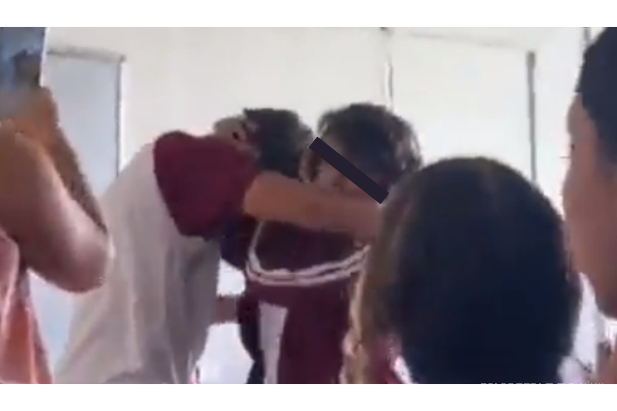 Estudiantes se pelean en salón de clases; maestra no interviene y los graba (video)
