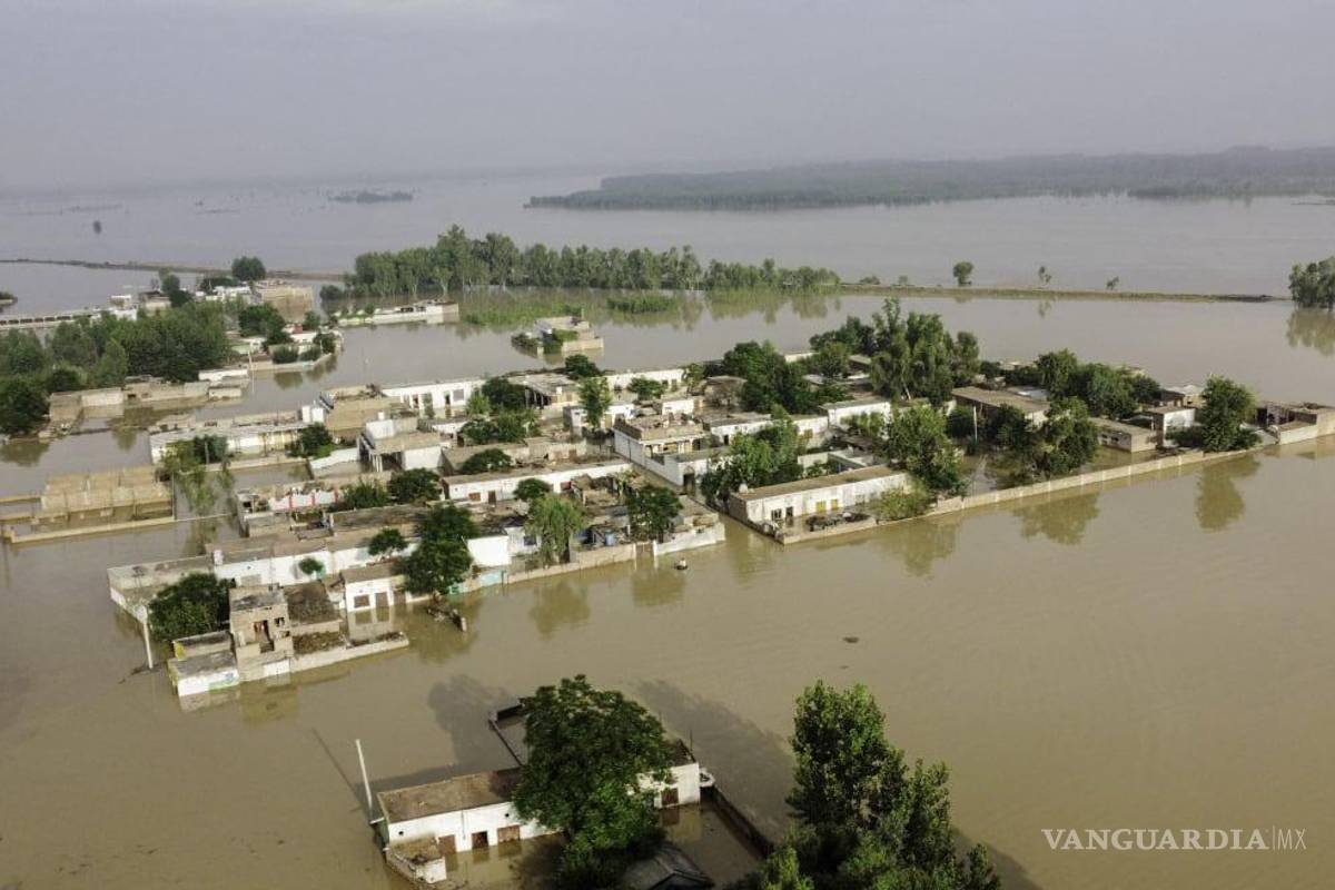 Más de mil muertos por lluvias en Pakistán, llega ayuda internacional