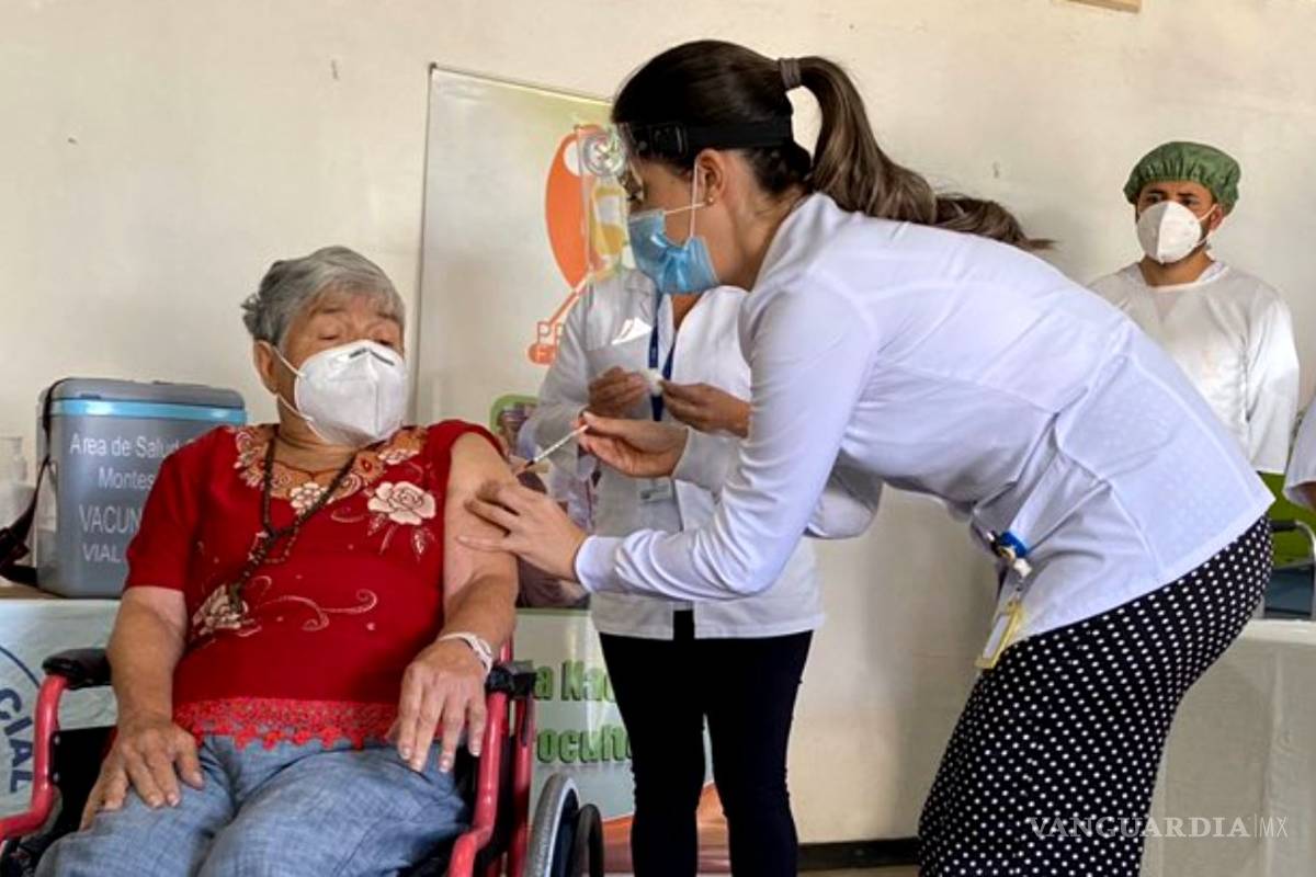 Gatell promete vacunar a 3 millones de adultos mayores en una semana