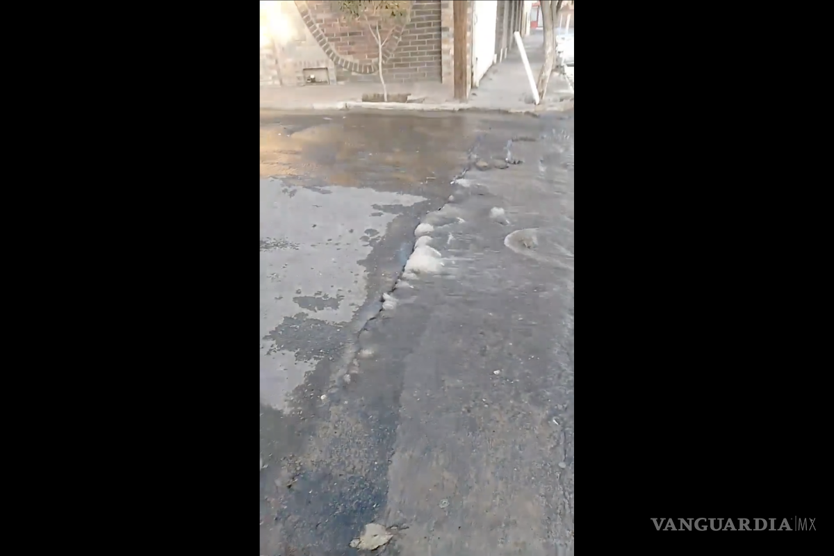 Saltillo: Fuga de agua rompe pavimento; tarda más de una hora en ser atendida