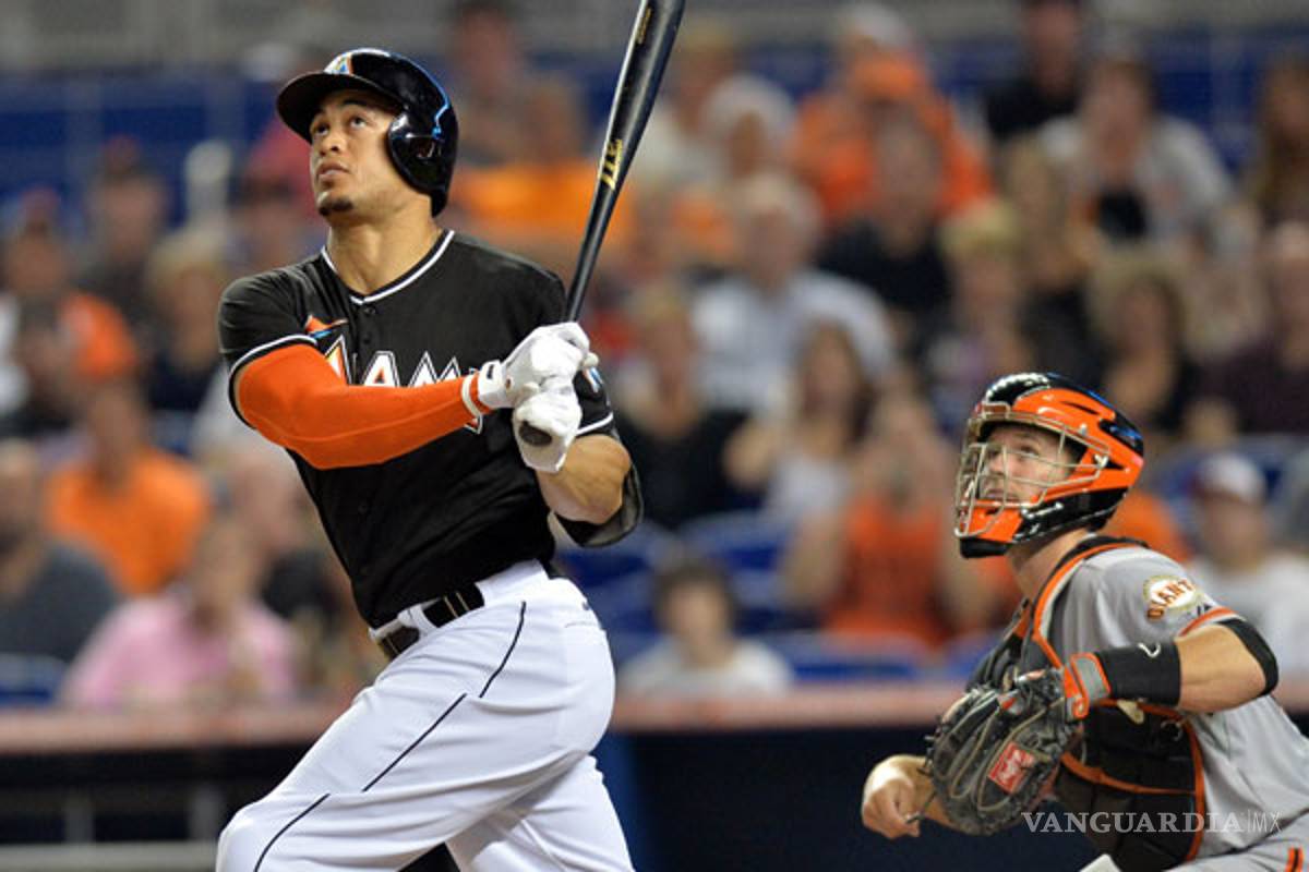 Stanton regresa con Marlins, solo bateará de emergente