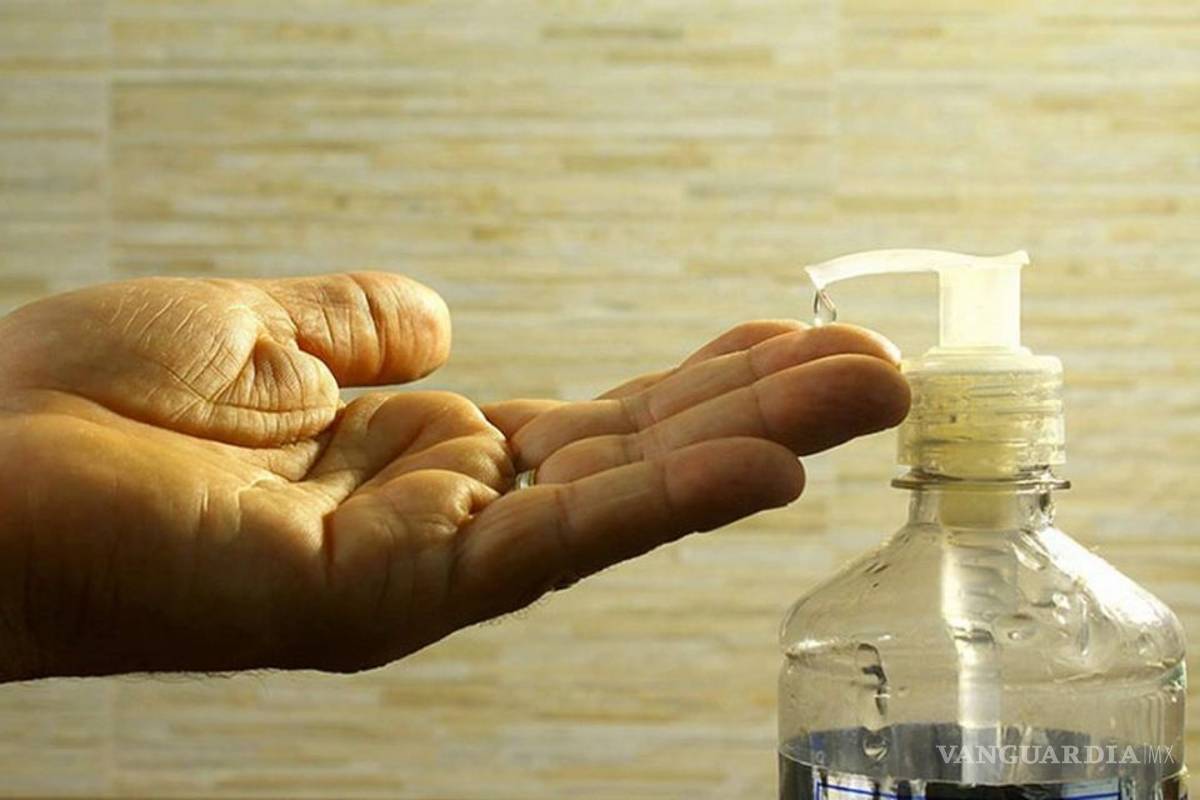 Geles antibacteriales con metanol que EU prohibió se siguen vendiendo en México