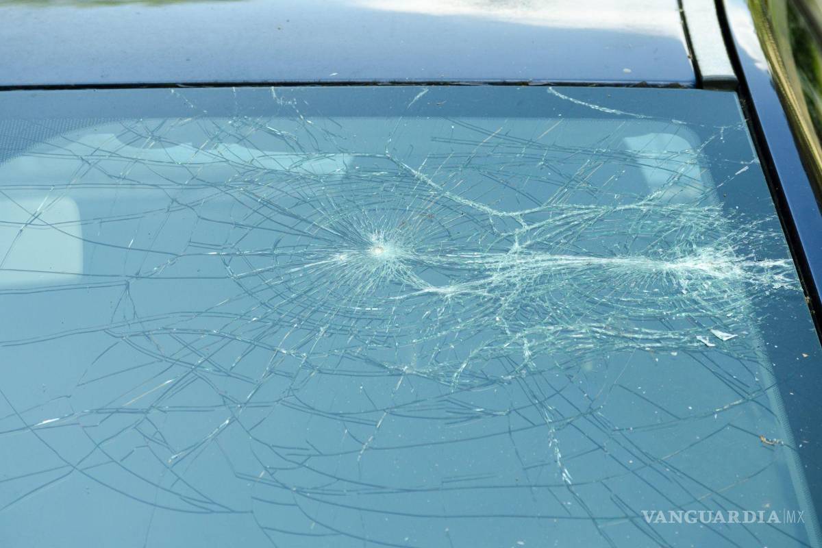 Hombre en estado de ebriedad daña automóvil en Saltillo y propietario lo descubre