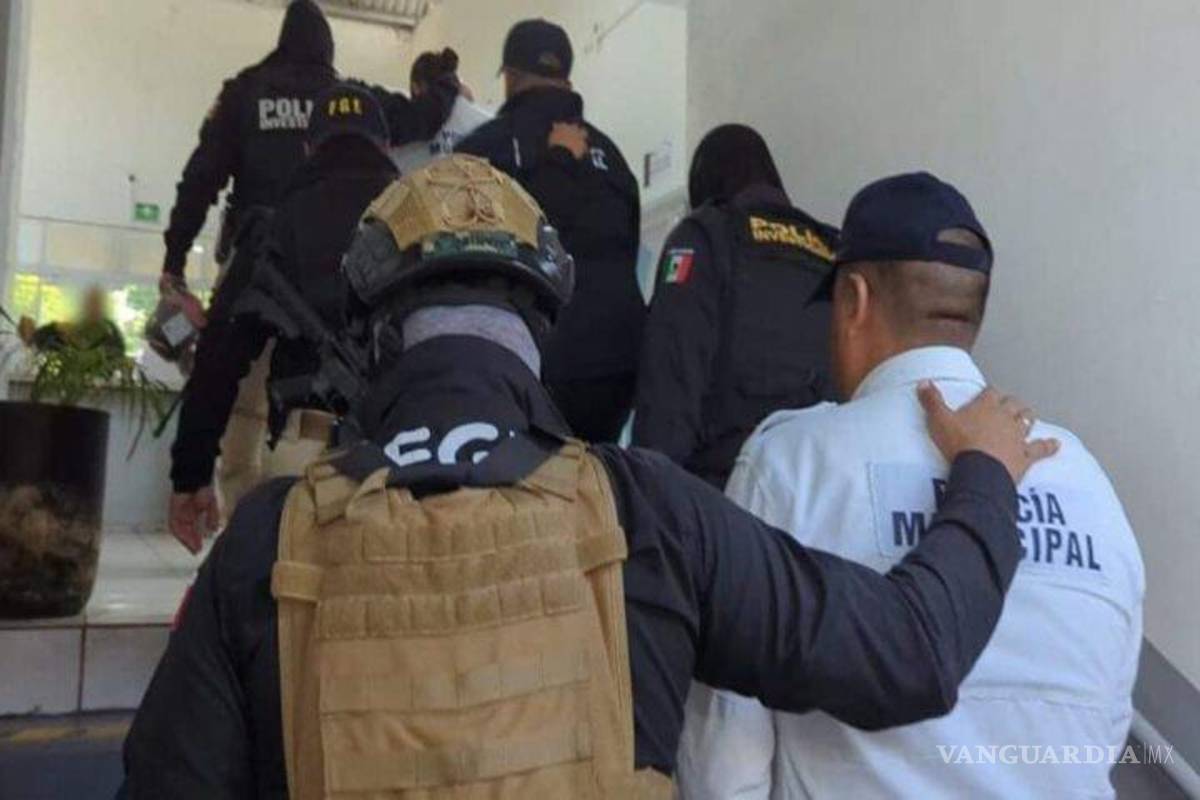 Detienen a ocho policías municipales en Colima, por vínculos con el CJNG